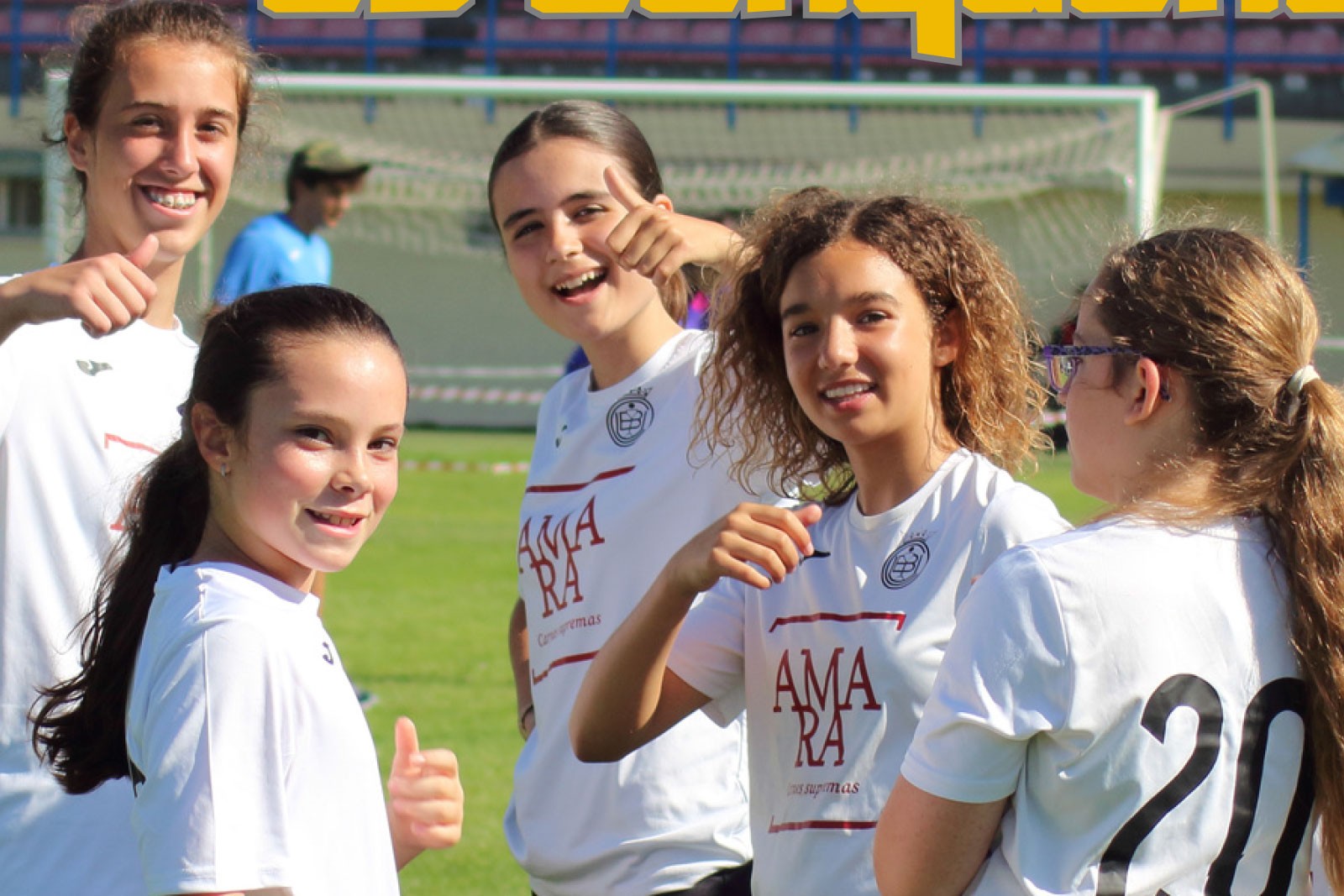 Niñas del equipo de la escuela de fútbol