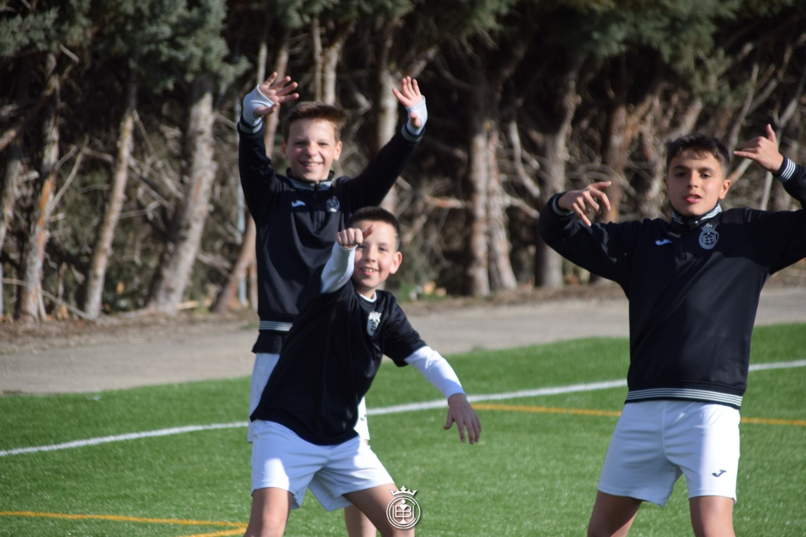 Niños de la escuela de fútbol celebrando