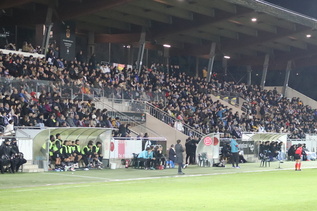 Estadio La Fuensanta con aficionados